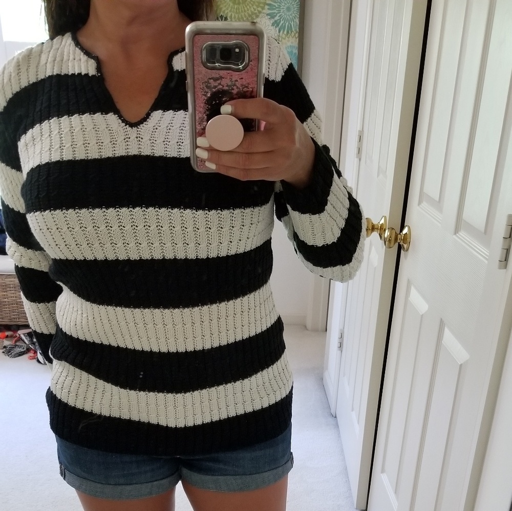 Liz Claiborne V neck Black/cream stripe sweater